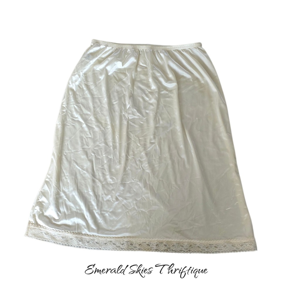 Vintage vanity fair half slip size medium 24". Lace trim. Free ship